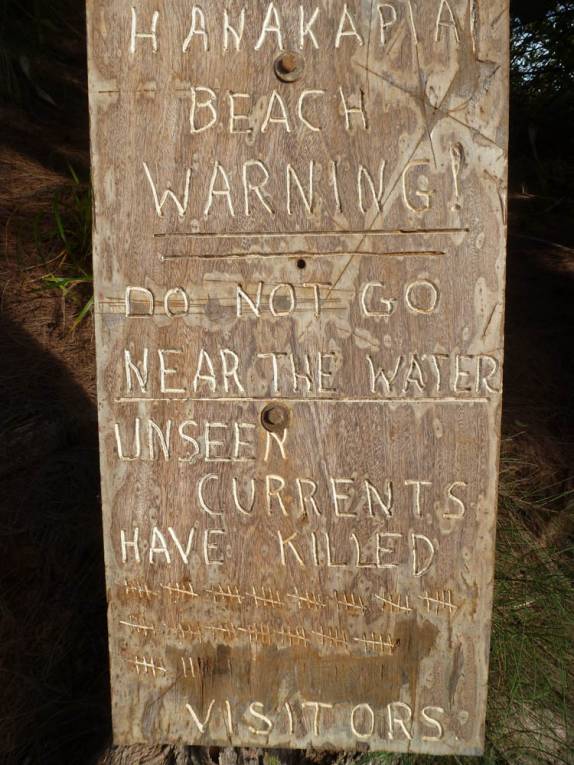 Placa alerta e exagera no intuito de evitar que turistas incautos entrem no mar da Na'Pali Coast, na costa norte de Kauai, no Havaí